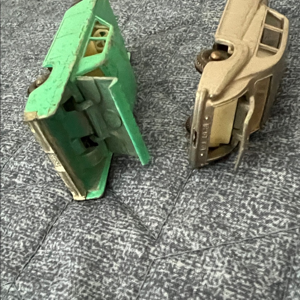 Matchbox vintage cars, Corgi toys and Matchbox vintage catalogs, Mattel tin pin - Picture 13 of 13
